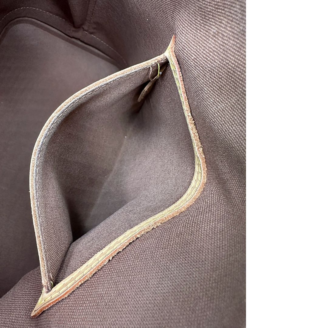 Interno di una Louis Vuitton Alma in tela monogram nella versione PM, usata, originale, second hand, in ottime condizioni.