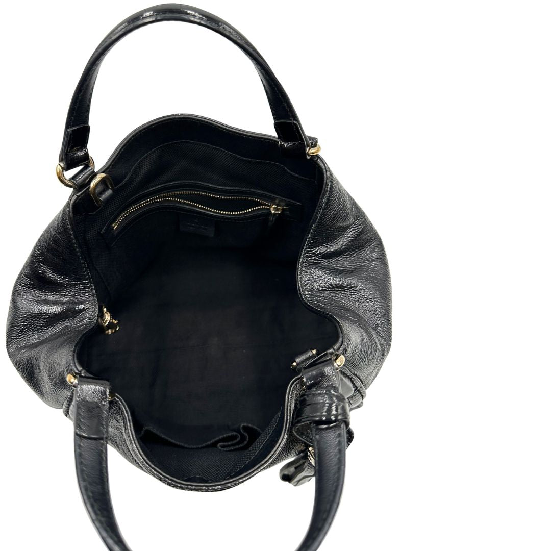 Interno, Borsa Gucci Soho in pelle verniciata nera con logo Soho in rilievo e parti metalliche dorate; da indossare a mano oppure a mano. Originale, usata, di lusso, in ottime condizioni.