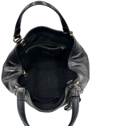 Interno, Borsa Gucci Soho in pelle verniciata nera con logo Soho in rilievo e parti metalliche dorate; da indossare a mano oppure a mano. Originale, usata, di lusso, in ottime condizioni.