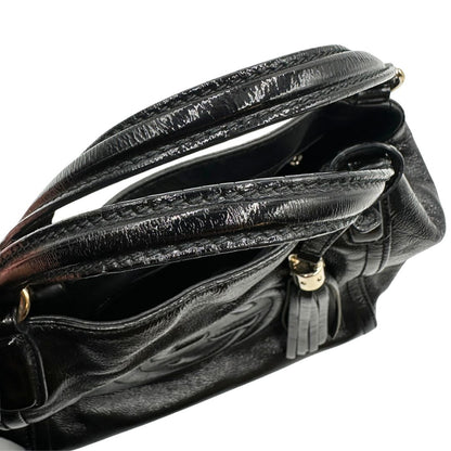 Manici, Borsa Gucci Soho in pelle verniciata nera con logo Soho in rilievo e parti metalliche dorate; da indossare a mano oppure a mano. Originale, usata, di lusso, in ottime condizioni.