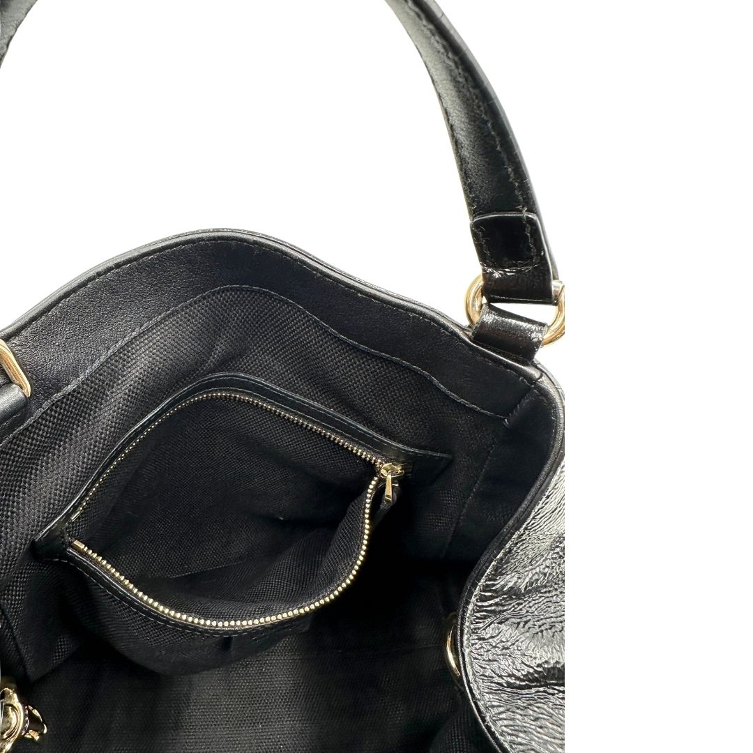 Interno tasca, Borsa Gucci Soho in pelle verniciata nera con logo Soho in rilievo e parti metalliche dorate; da indossare a mano oppure a mano. Originale, usata, di lusso, in ottime condizioni.