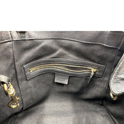 Interno, Borsa Gucci Soho in pelle verniciata nera con logo Soho in rilievo e parti metalliche dorate; da indossare a mano oppure a mano. Originale, usata, di lusso, in ottime condizioni.
