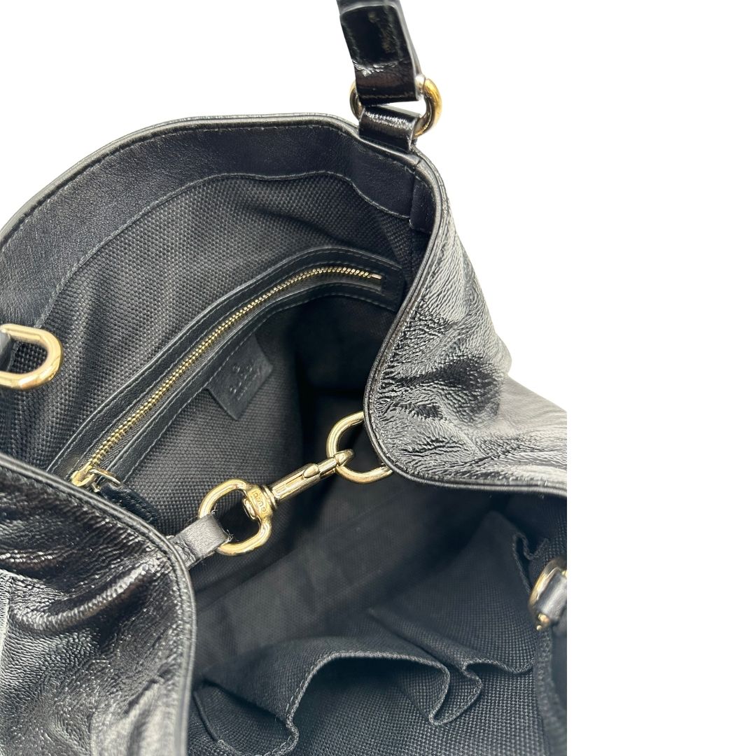 Borsa Gucci Soho in pelle verniciata nera con logo Soho in rilievo e parti metalliche dorate; da indossare a mano oppure a mano. Originale, usata, di lusso, in ottime condizioni.