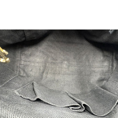 Interno, Borsa Gucci Soho in pelle verniciata nera con logo Soho in rilievo e parti metalliche dorate; da indossare a mano oppure a mano. Originale, usata, di lusso, in ottime condizioni.