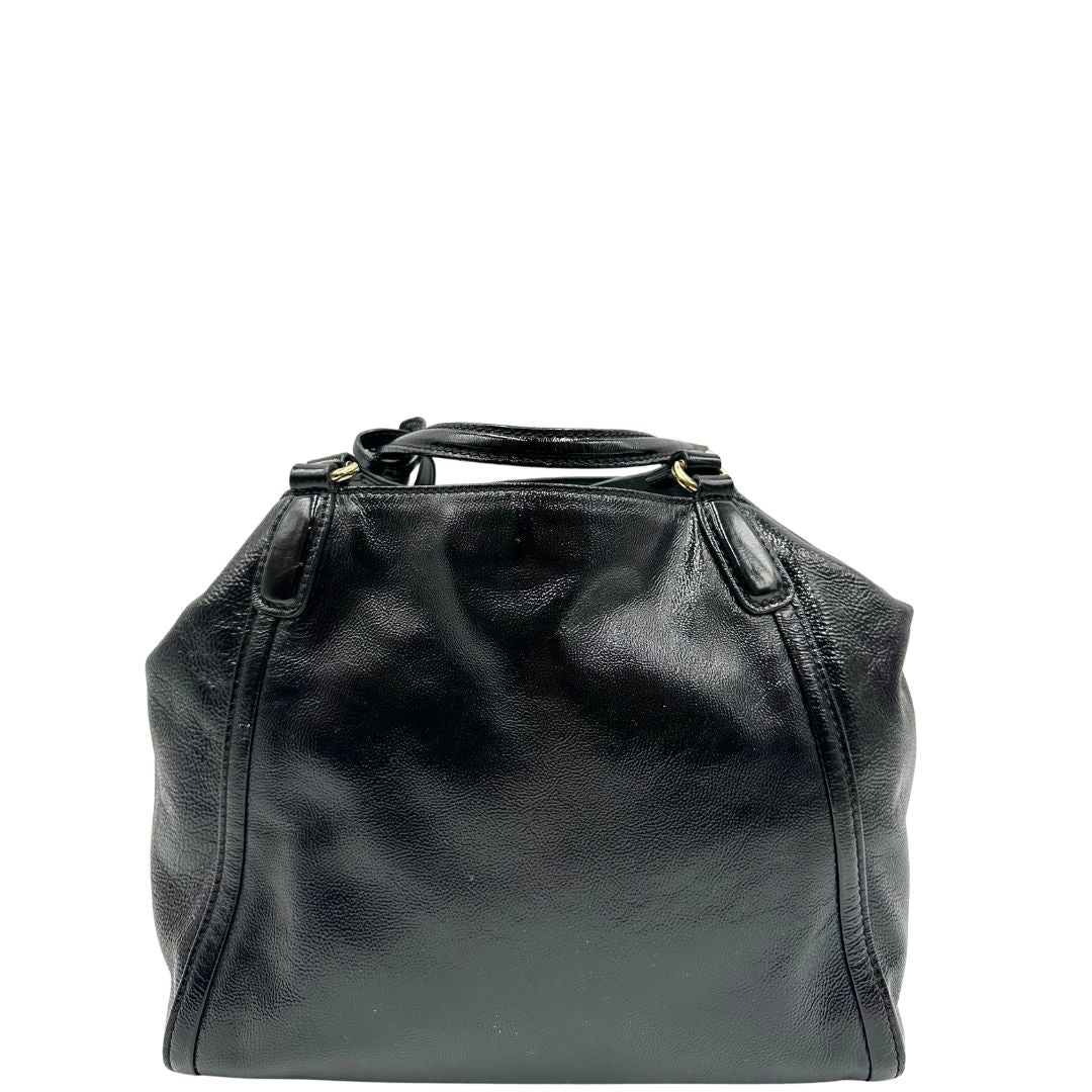 Retro, Borsa Gucci Soho in pelle verniciata nera con logo Soho in rilievo e parti metalliche dorate; da indossare a mano oppure a mano. Originale, usata, di lusso, in ottime condizioni.