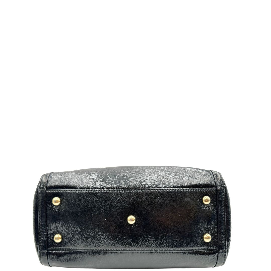 Base, Borsa Gucci Soho in pelle verniciata nera con logo Soho in rilievo e parti metalliche dorate; da indossare a mano oppure a mano. Originale, usata, di lusso, in ottime condizioni.