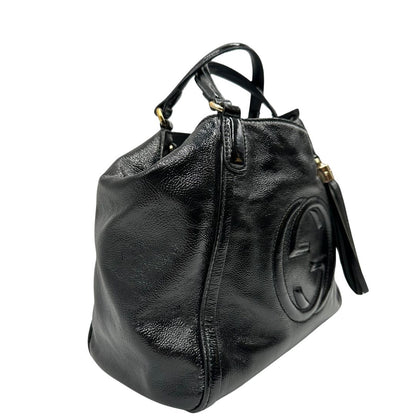 Lato destro, Borsa Gucci Soho in pelle verniciata nera con logo Soho in rilievo e parti metalliche dorate; da indossare a mano oppure a mano. Originale, usata, di lusso, in ottime condizioni.