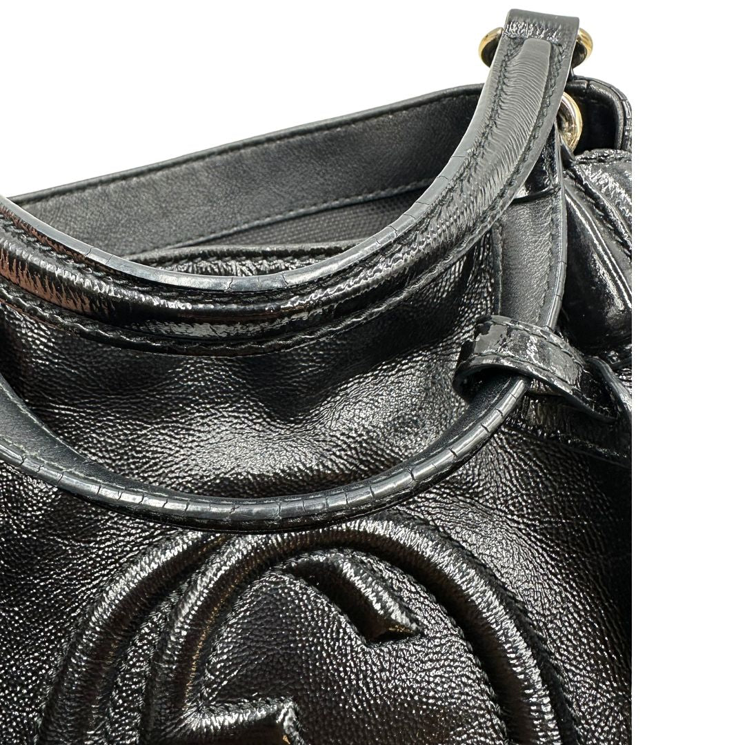 Manici, Borsa Gucci Soho in pelle verniciata nera con logo Soho in rilievo e parti metalliche dorate; da indossare a mano oppure a mano. Originale, usata, di lusso, in ottime condizioni.