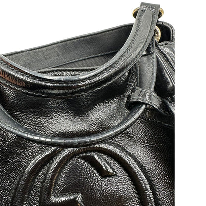Manici, Borsa Gucci Soho in pelle verniciata nera con logo Soho in rilievo e parti metalliche dorate; da indossare a mano oppure a mano. Originale, usata, di lusso, in ottime condizioni.