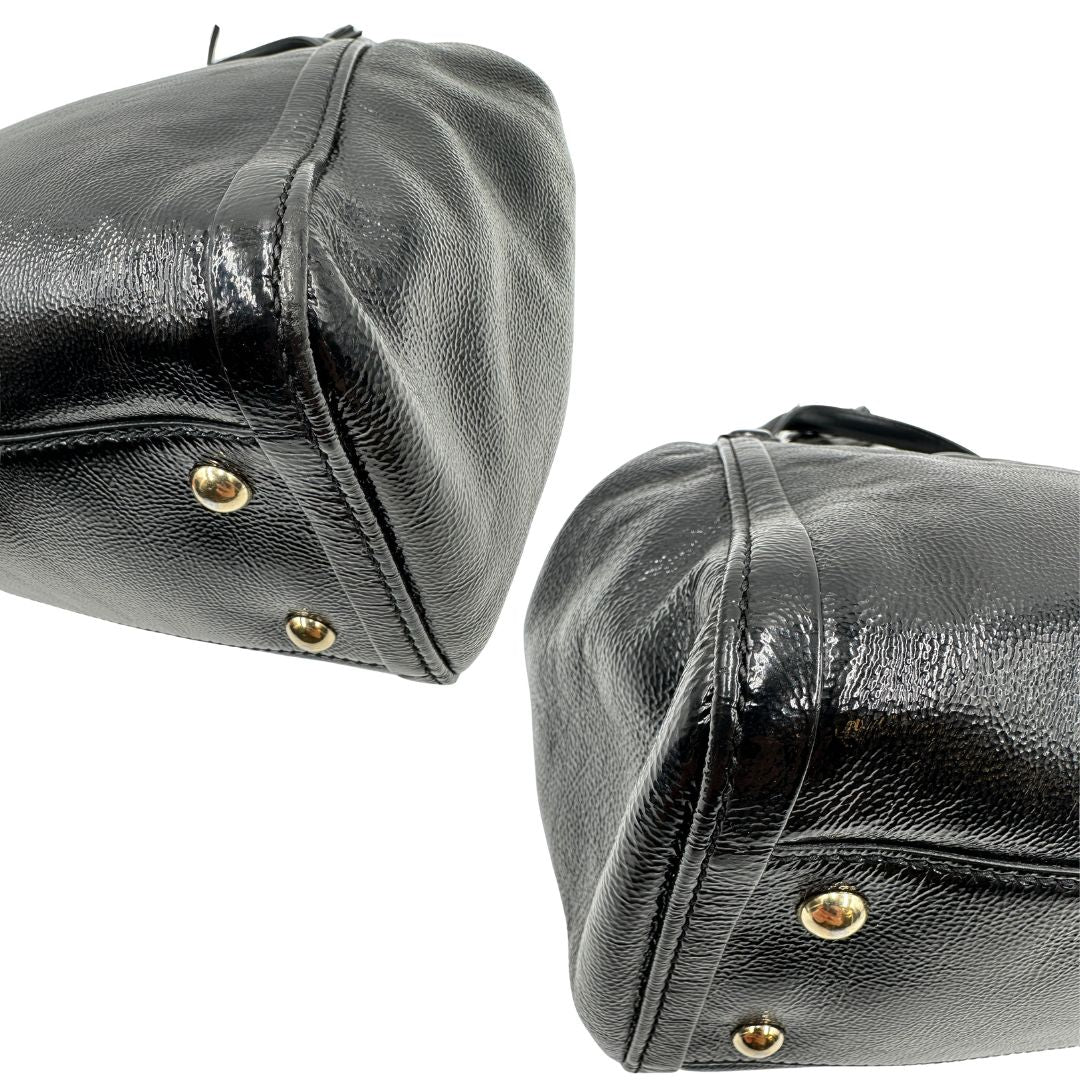 Angoli, Borsa Gucci Soho in pelle verniciata nera con logo Soho in rilievo e parti metalliche dorate; da indossare a mano oppure a mano. Originale, usata, di lusso, in ottime condizioni.