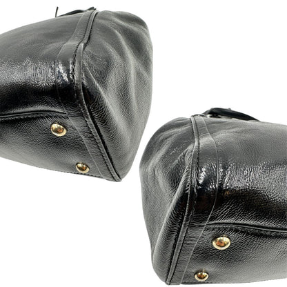 Angoli, Borsa Gucci Soho in pelle verniciata nera con logo Soho in rilievo e parti metalliche dorate; da indossare a mano oppure a mano. Originale, usata, di lusso, in ottime condizioni.