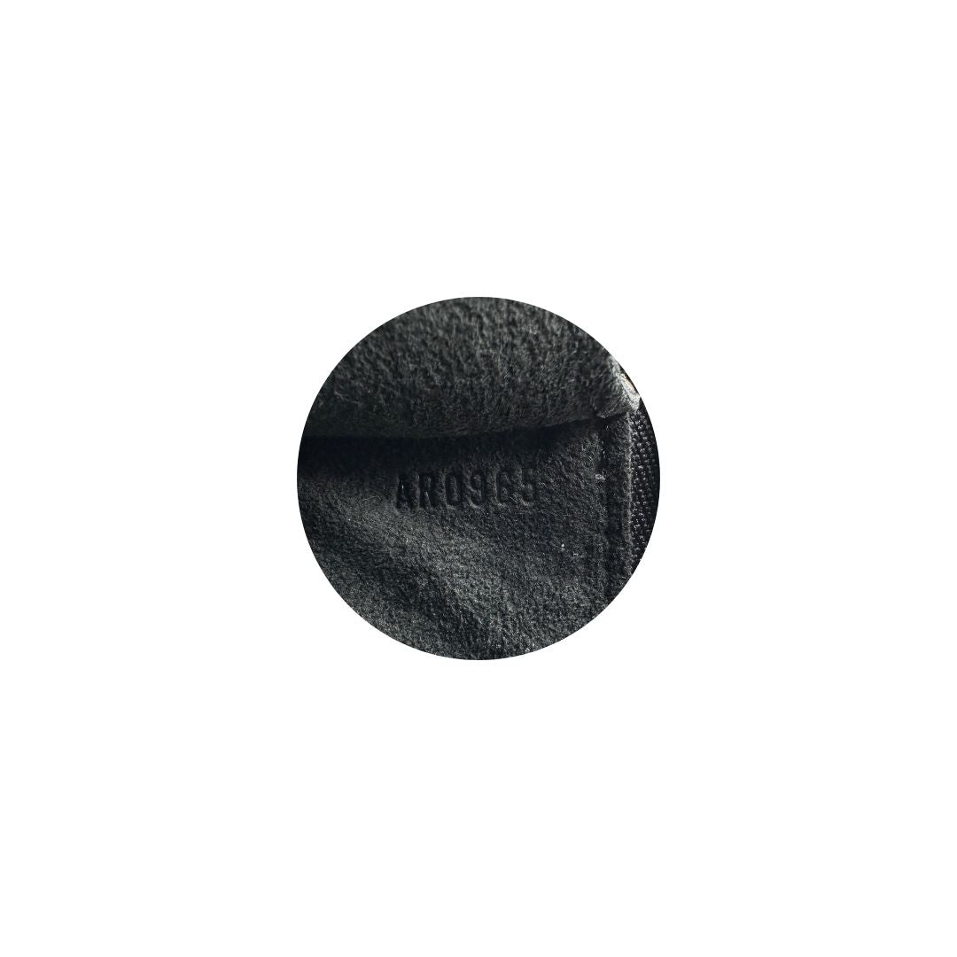 codice  Pochette LV in pelle epi nera, munita di un manico singolo, di lusso, originale, ottime condizioni, usata. 