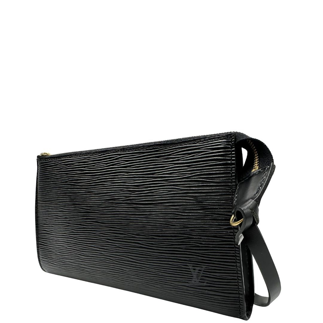 lato  Pochette LV in pelle epi nera, munita di un manico singolo, di lusso, originale, ottime condizioni, usata. 