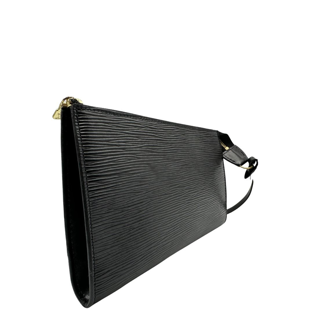 lato  Pochette LV in pelle epi nera, munita di un manico singolo, di lusso, originale, ottime condizioni, usata. 