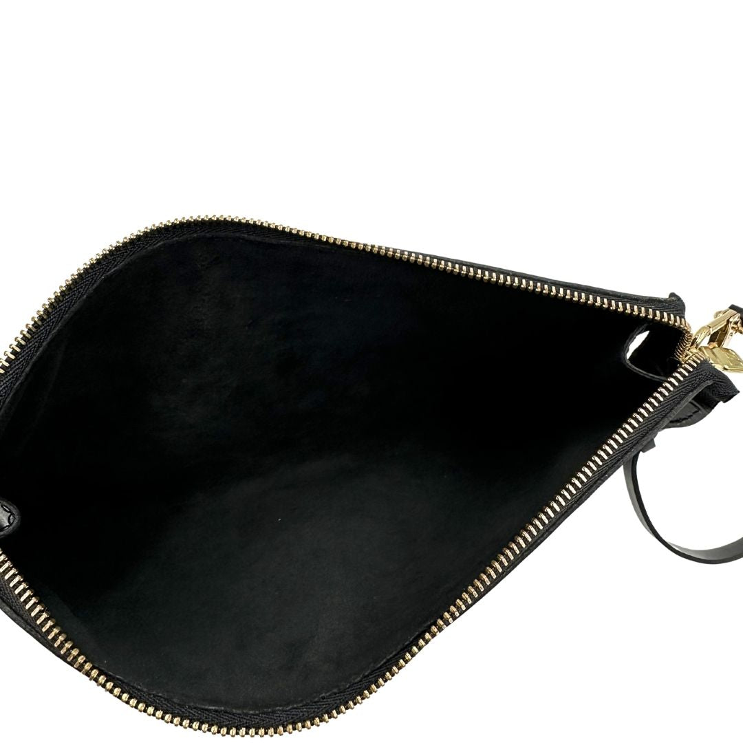 interno  Pochette LV in pelle epi nera, munita di un manico singolo, di lusso, originale, ottime condizioni, usata. 