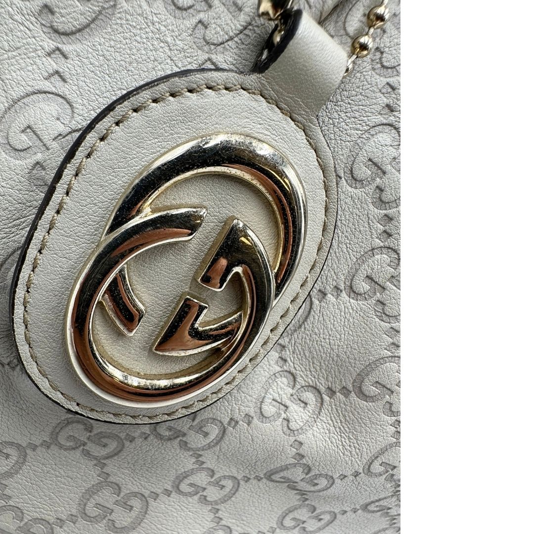 charm borsa Gucci in morbida pelle color bianco avorio, di lusso, originale, ottime condizioni, usata.  