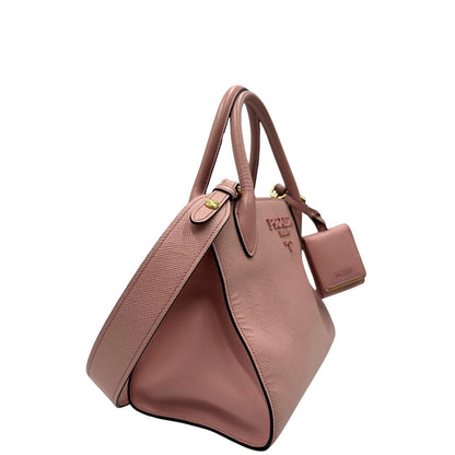 Laterale sinistro di una borsa Prada rosa in pelle saffiano, dotata di un pratico charm con specchietto amovibile, usata, originale, second hand, in ottime condizioni.