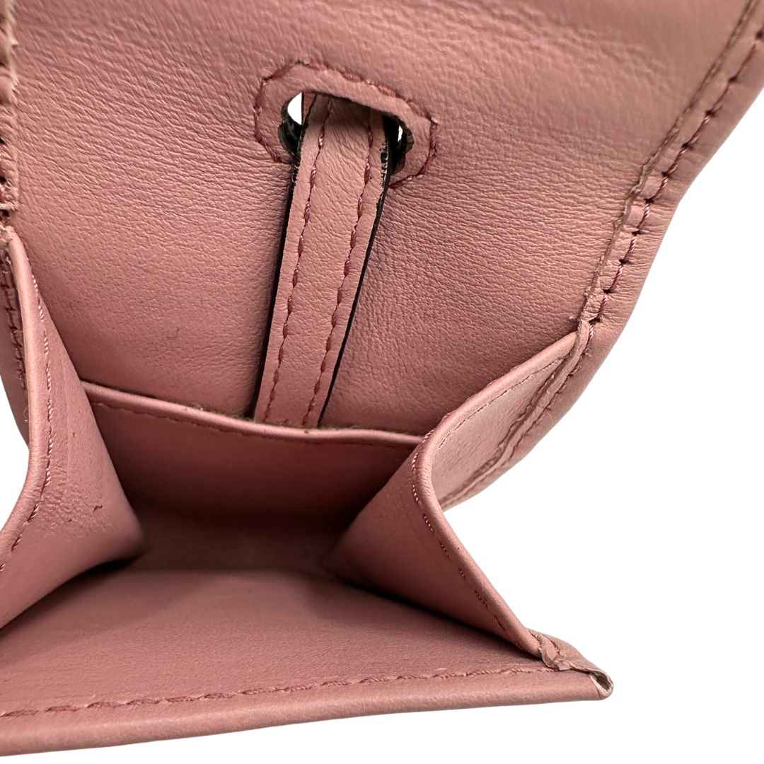 Interno di una pouch amovibile di una borsa Prada rosa in pelle saffiano, dotata di un pratico charm con specchietto amovibile, usata, originale, second hand, in ottime condizioni.