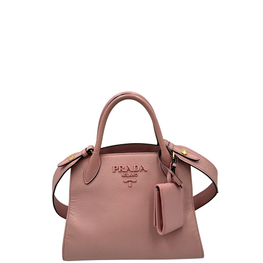 Front di una borsa Prada rosa in pelle saffiano, dotata di un pratico charm con specchietto amovibile, usata, originale, second hand, in ottime condizioni.