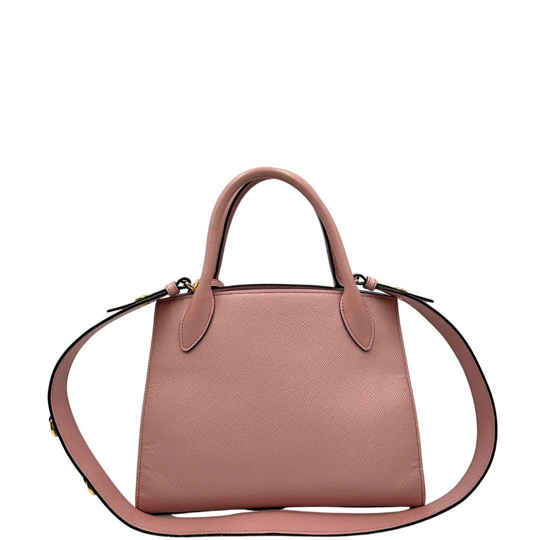 Retro di una borsa Prada rosa in pelle saffiano, dotata di un pratico charm con specchietto amovibile, usata, originale, second hand, in ottime condizioni.