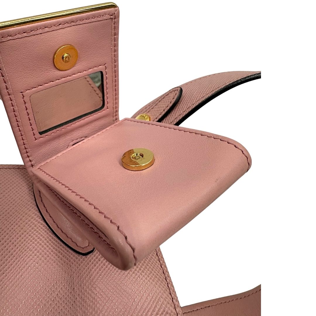 Specchietto amovibile di una borsa Prada rosa in pelle saffiano, dotata di un pratico charm amovibile, usata, originale, second hand, in ottime condizioni.