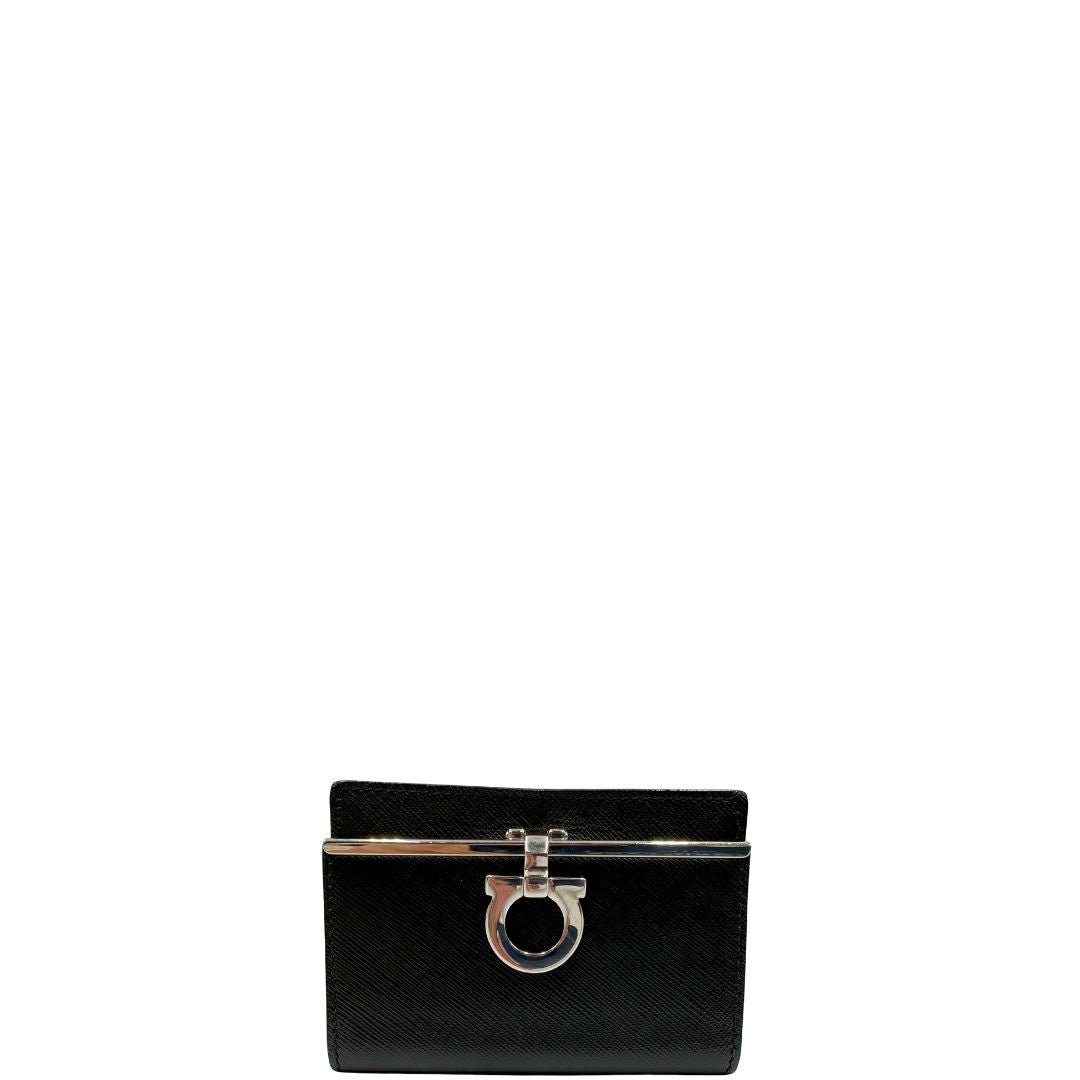 Portamonete Salvatore Ferragamo in pelle saffiano nera, di lusso, originale, ottime condizioni.