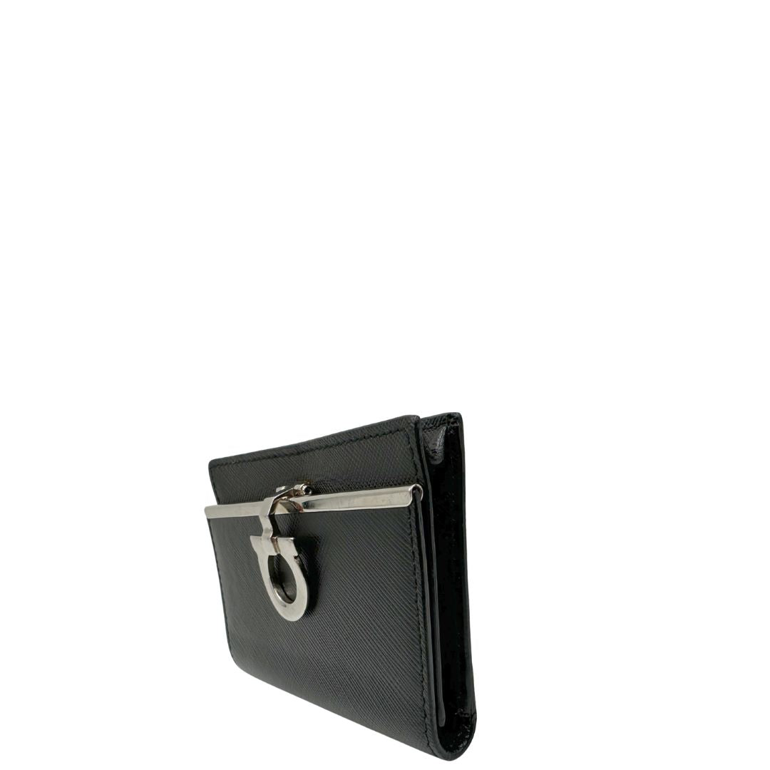 Portamonete Salvatore Ferragamo in pelle saffiano nera, di lusso, originale, ottime condizioni.