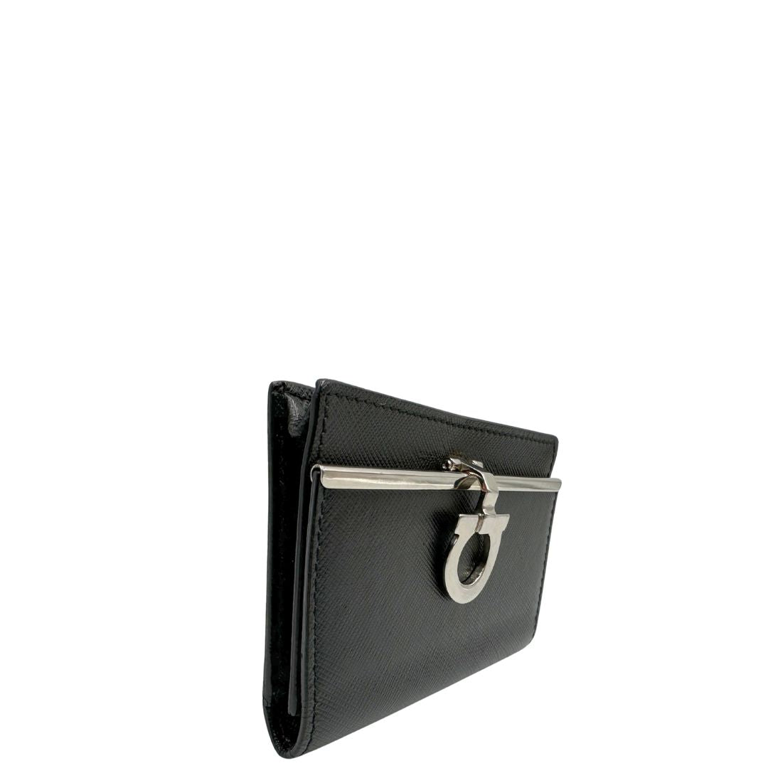 Portamonete Salvatore Ferragamo in pelle saffiano nera, di lusso, originale, ottime condizioni.