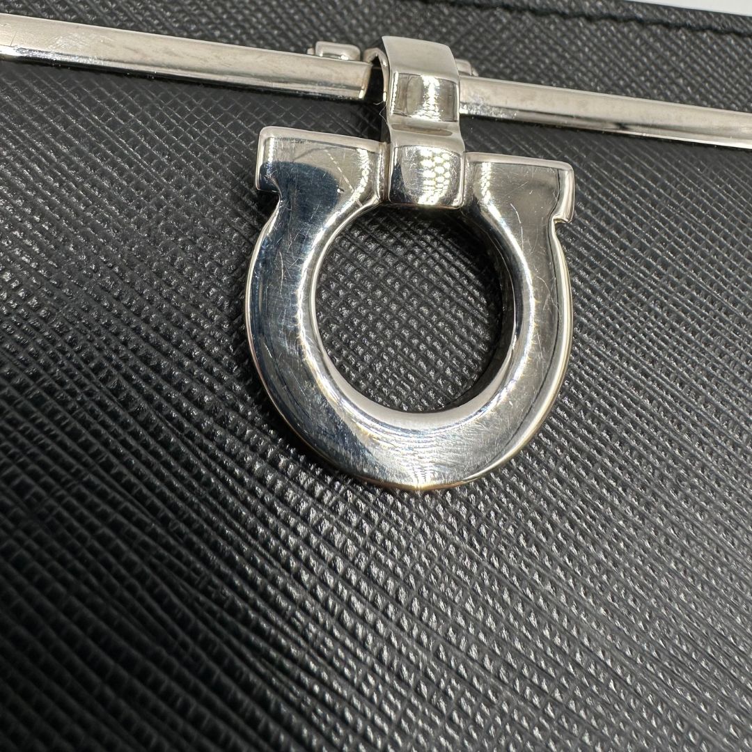 Portamonete Salvatore Ferragamo in pelle saffiano nera, di lusso, originale, ottime condizioni.