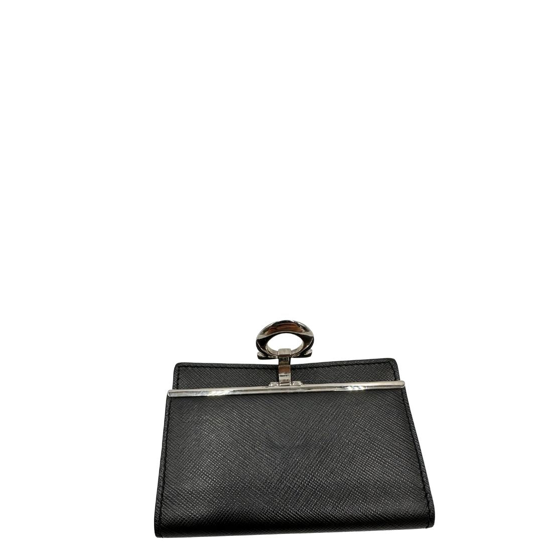 Portamonete Salvatore Ferragamo in pelle saffiano nera, di lusso, originale, ottime condizioni.