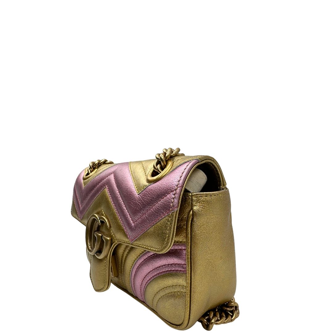 lato Borsa Gucci Marmont in pelle bicolor con motivo chevron nella misura piccola, di lusso, originale, ottime condizioni, usata. 
