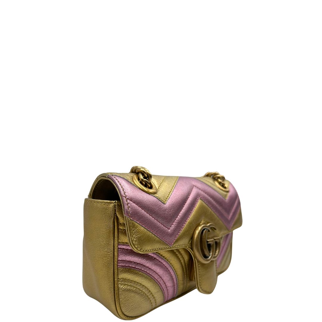 lato  Borsa Gucci Marmont in pelle bicolor con motivo chevron nella misura piccola, di lusso, originale, ottime condizioni, usata.