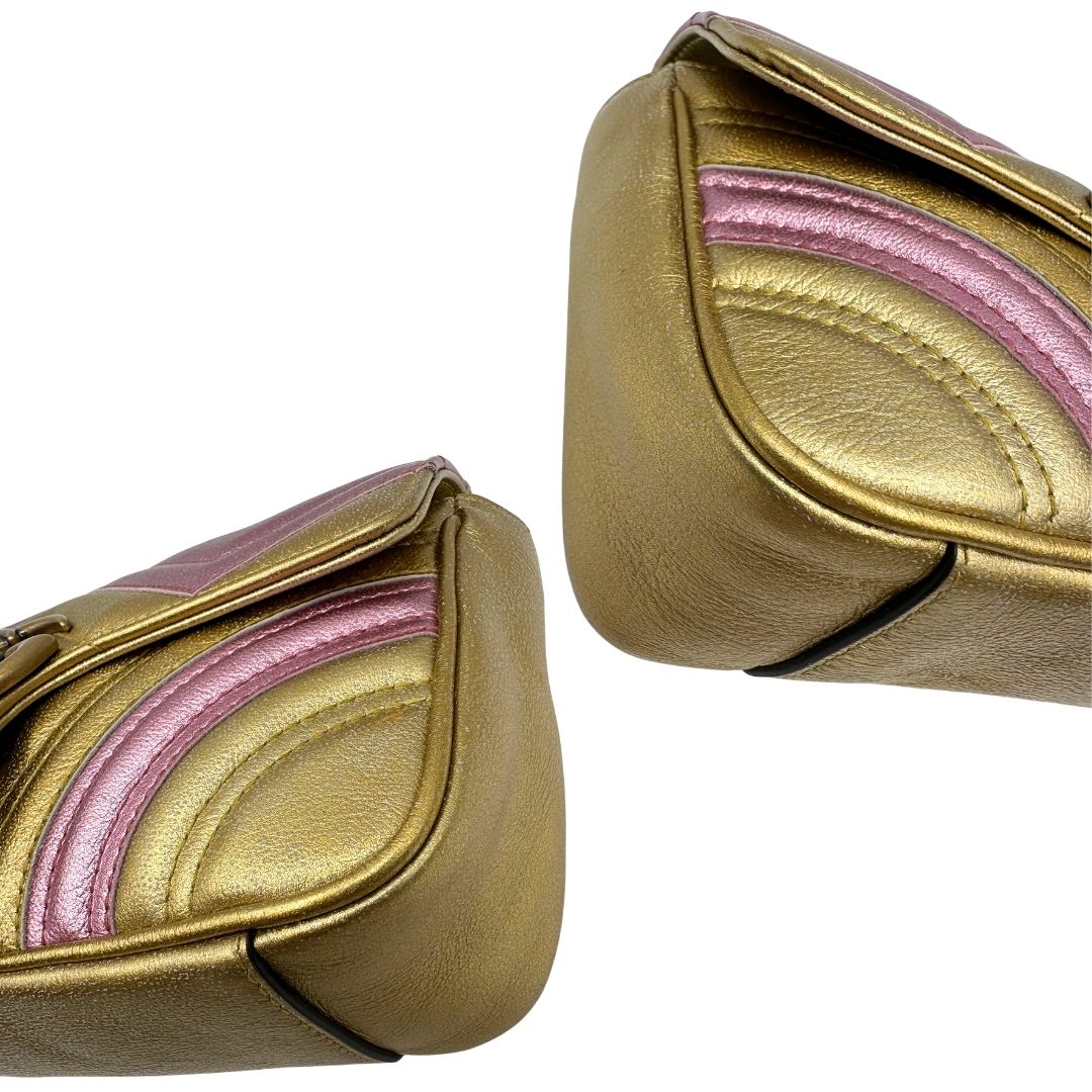 angoli Borsa Gucci Marmont in pelle bicolor con motivo chevron nella misura piccola, di lusso, originale, ottime condizioni, usata. 