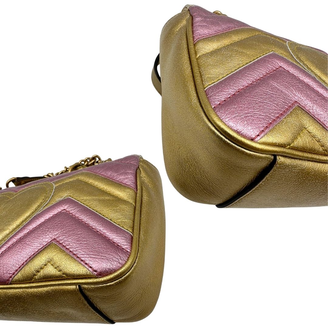 angoli Borsa Gucci Marmont in pelle bicolor con motivo chevron nella misura piccola, di lusso, originale, ottime condizioni, usata. 