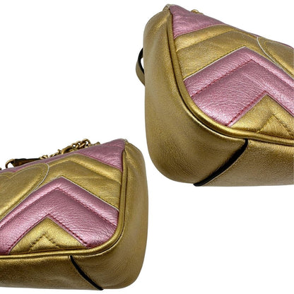 angoli Borsa Gucci Marmont in pelle bicolor con motivo chevron nella misura piccola, di lusso, originale, ottime condizioni, usata. 