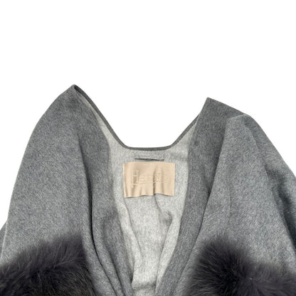 Poncho Herno in morbida lana grigia con tasconi in pelliccia e bordi sfrangiati, usato, originale, second hand, in ottime condizioni.