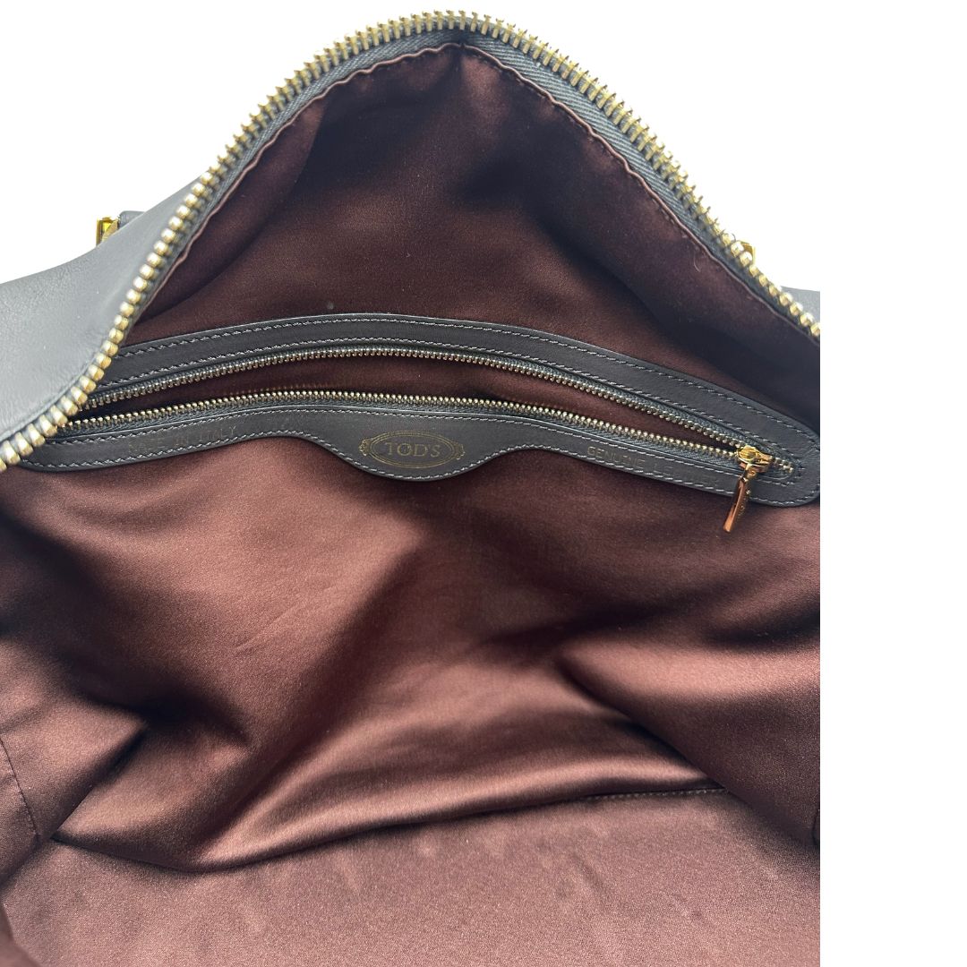 interno Bauletto Tod's in pelle color grigio antracite e viola melanzana, indossabile a spalla, di lusso, originale, ottime condizioni, usato. 