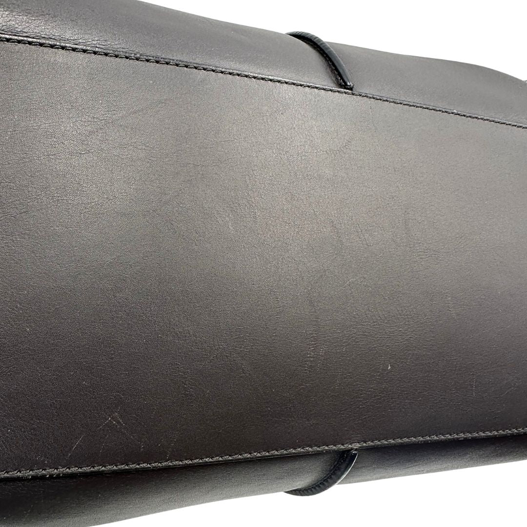 base Bauletto Tod's in pelle color grigio antracite e viola melanzana, indossabile a spalla, di lusso, originale, ottime condizioni, usato.