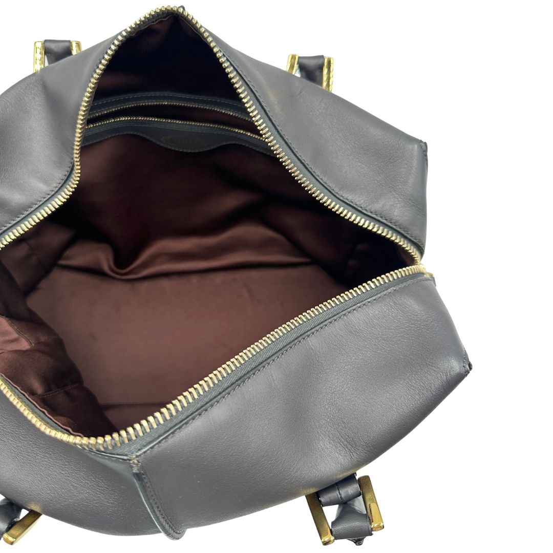 interno Bauletto Tod's in pelle color grigio antracite e viola melanzana, indossabile a spalla, di lusso, originale, ottime condizioni, usato. 