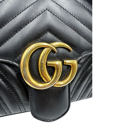 Metallo scolorito di una borsa Gucci Marmont nera in pelle con motivo chevron nella misura media, usata, originale, second hand, in ottime condizioni.