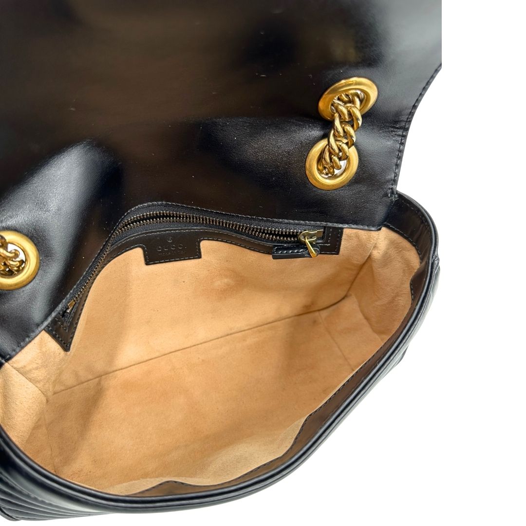 Interno di una borsa Gucci Marmont nera in pelle con motivo chevron nella misura media, usata, originale, second hand, in ottime condizioni.