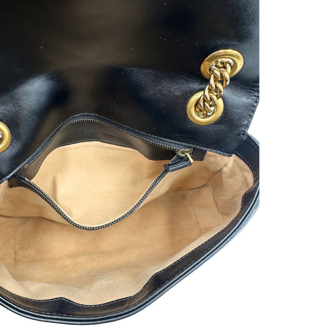 Interno di una borsa Gucci Marmont nera in pelle con motivo chevron nella misura media, usata, originale, second hand, in ottime condizioni.