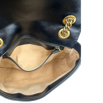 Interno di una borsa Gucci Marmont nera in pelle con motivo chevron nella misura media, usata, originale, second hand, in ottime condizioni.