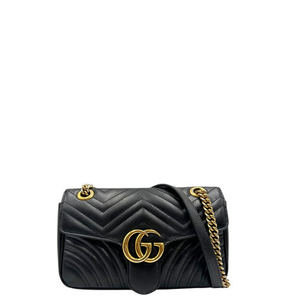 Front di una borsa Gucci Marmont nera in pelle con motivo chevron nella misura media, usata, originale, second hand, in ottime condizioni.