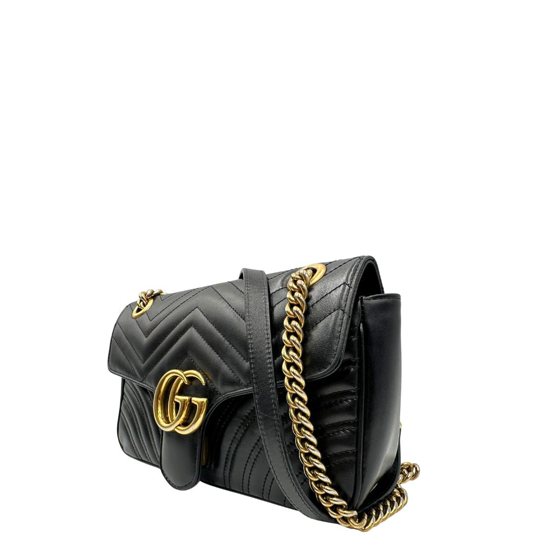 Laterale destro di una borsa Gucci Marmont nera in pelle con motivo chevron nella misura media, usata, originale, second hand, in ottime condizioni.
