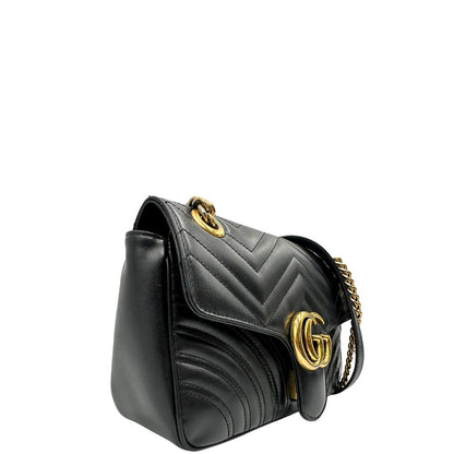 Laterale sinistro di una borsa Gucci Marmont nera in pelle con motivo chevron nella misura media, usata, originale, second hand, in ottime condizioni.