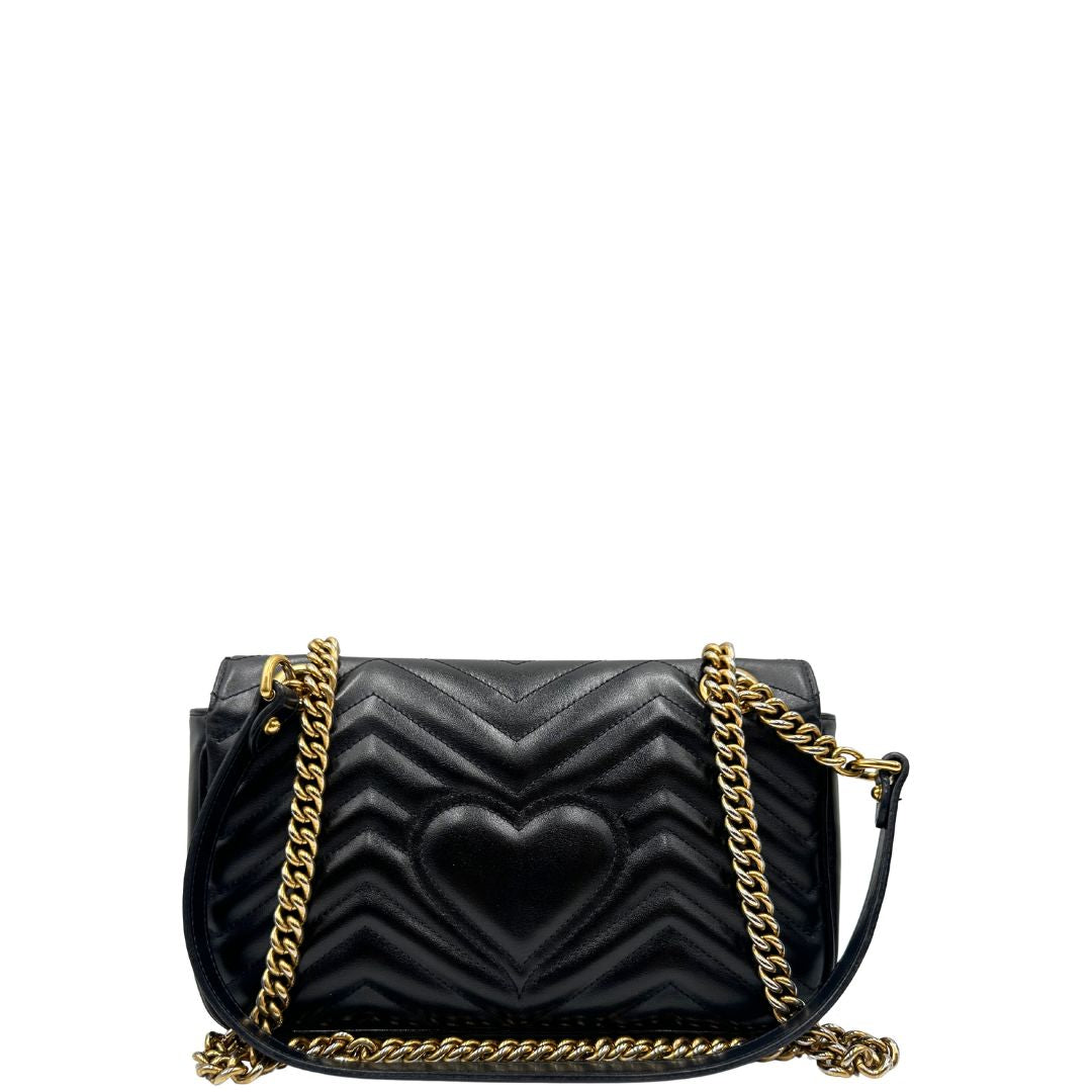 Retro di una borsa Gucci Marmont nera in pelle con motivo chevron nella misura media, usata, originale, second hand, in ottime condizioni.