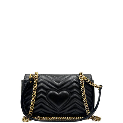 Retro di una borsa Gucci Marmont nera in pelle con motivo chevron nella misura media, usata, originale, second hand, in ottime condizioni.