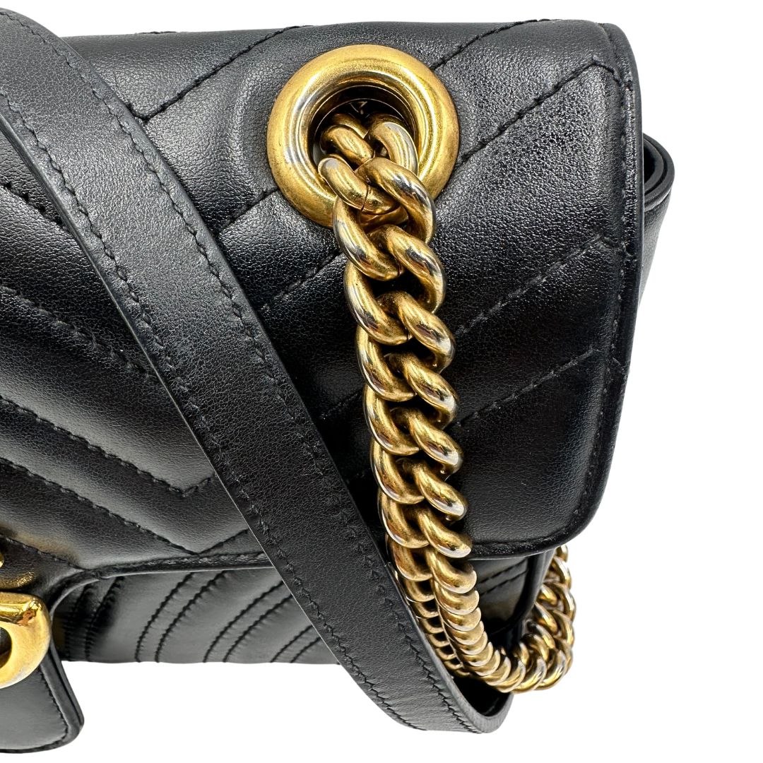 Metallo scolorito di una borsa Gucci Marmont nera in pelle con motivo chevron nella misura media, usata, originale, second hand, in ottime condizioni.