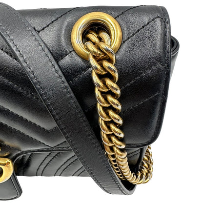 Metallo scolorito di una borsa Gucci Marmont nera in pelle con motivo chevron nella misura media, usata, originale, second hand, in ottime condizioni.